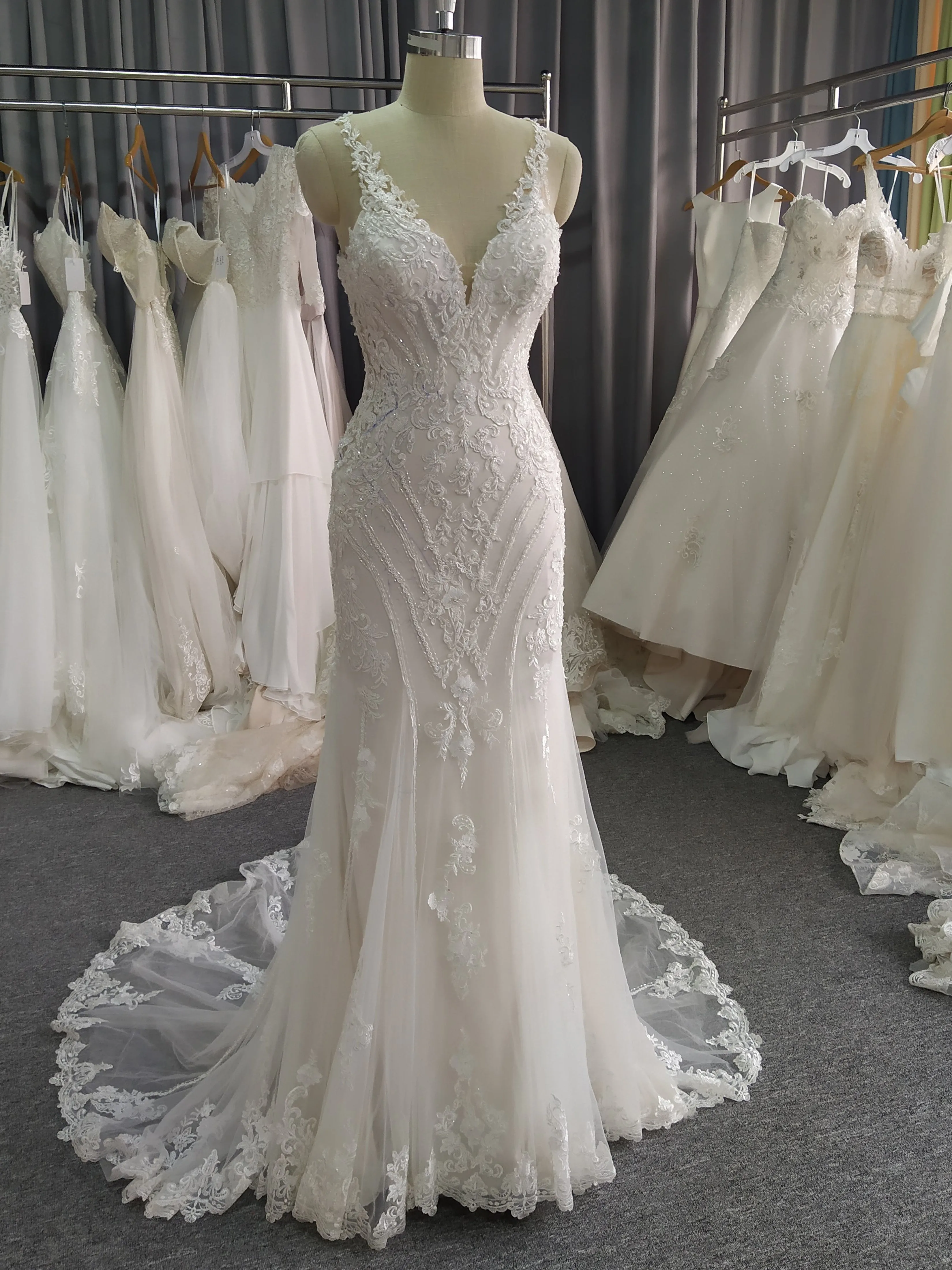 Cache cœur Robe fourreau brodée Dentelle&Tulle Robe de Mariée avec la traîne de balayage