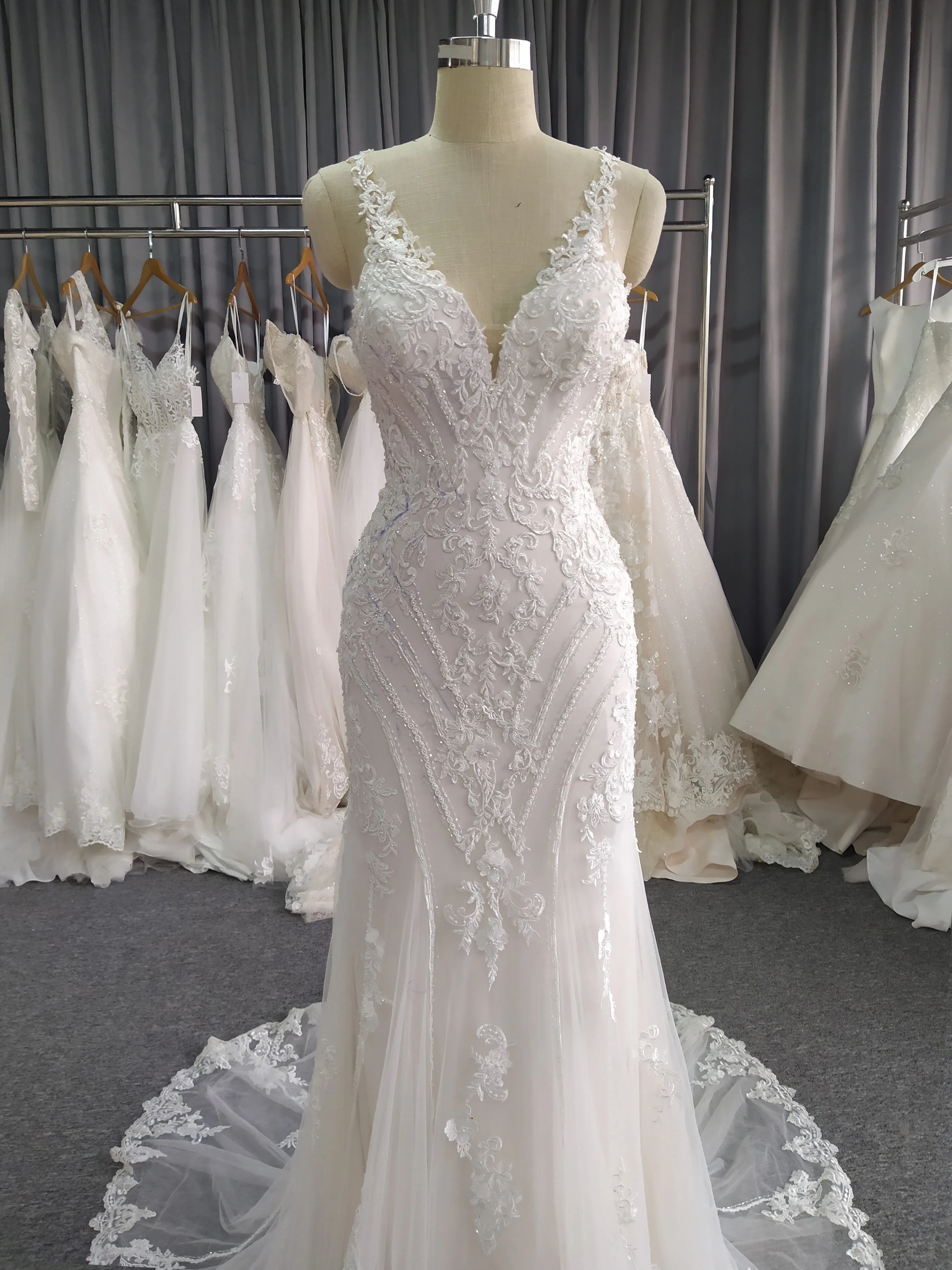 Cache cœur Robe fourreau brodée Dentelle&Tulle Robe de Mariée avec la traîne de balayage