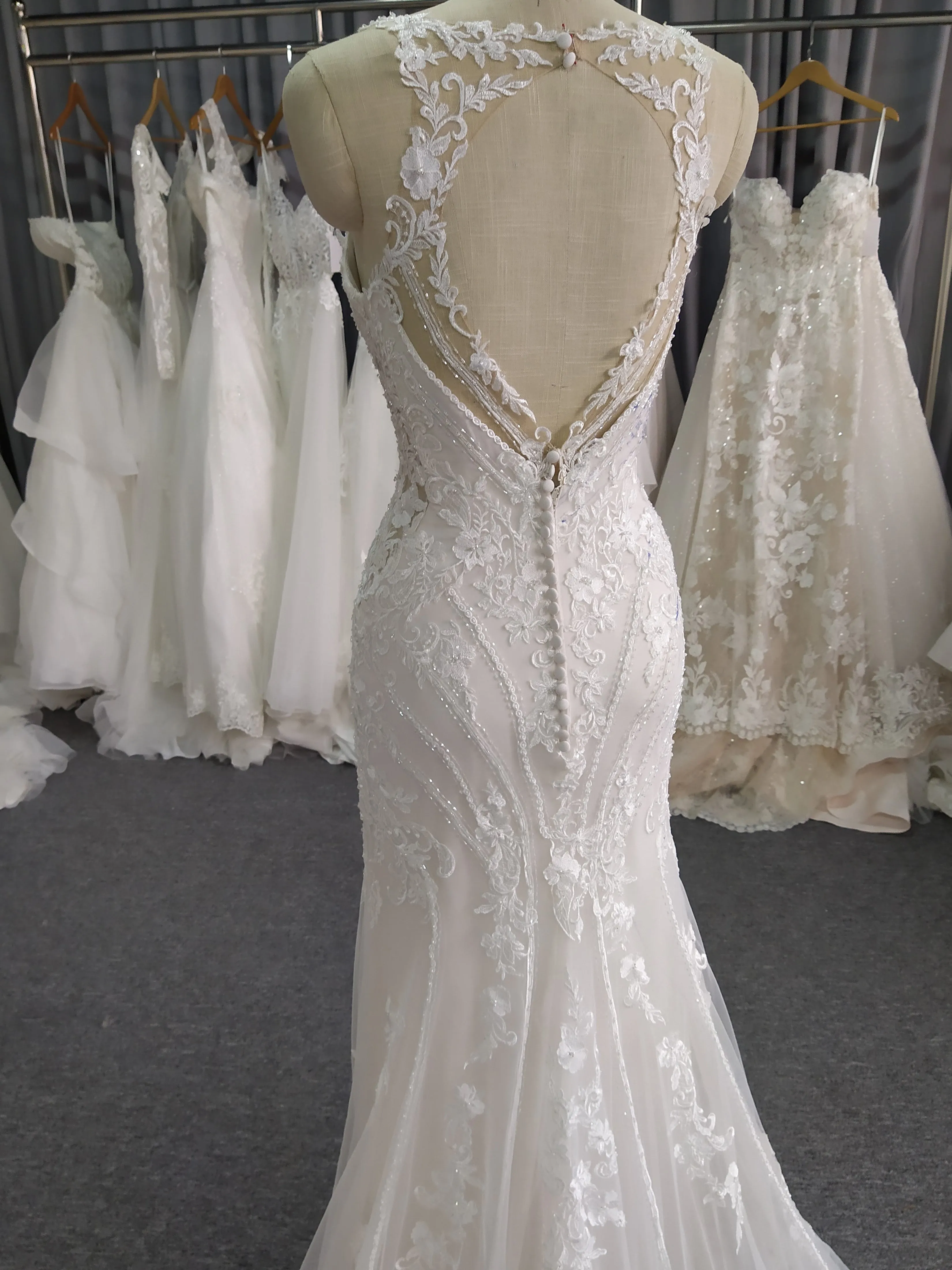 Cache cœur Robe fourreau brodée Dentelle&Tulle Robe de Mariée avec la traîne de balayage