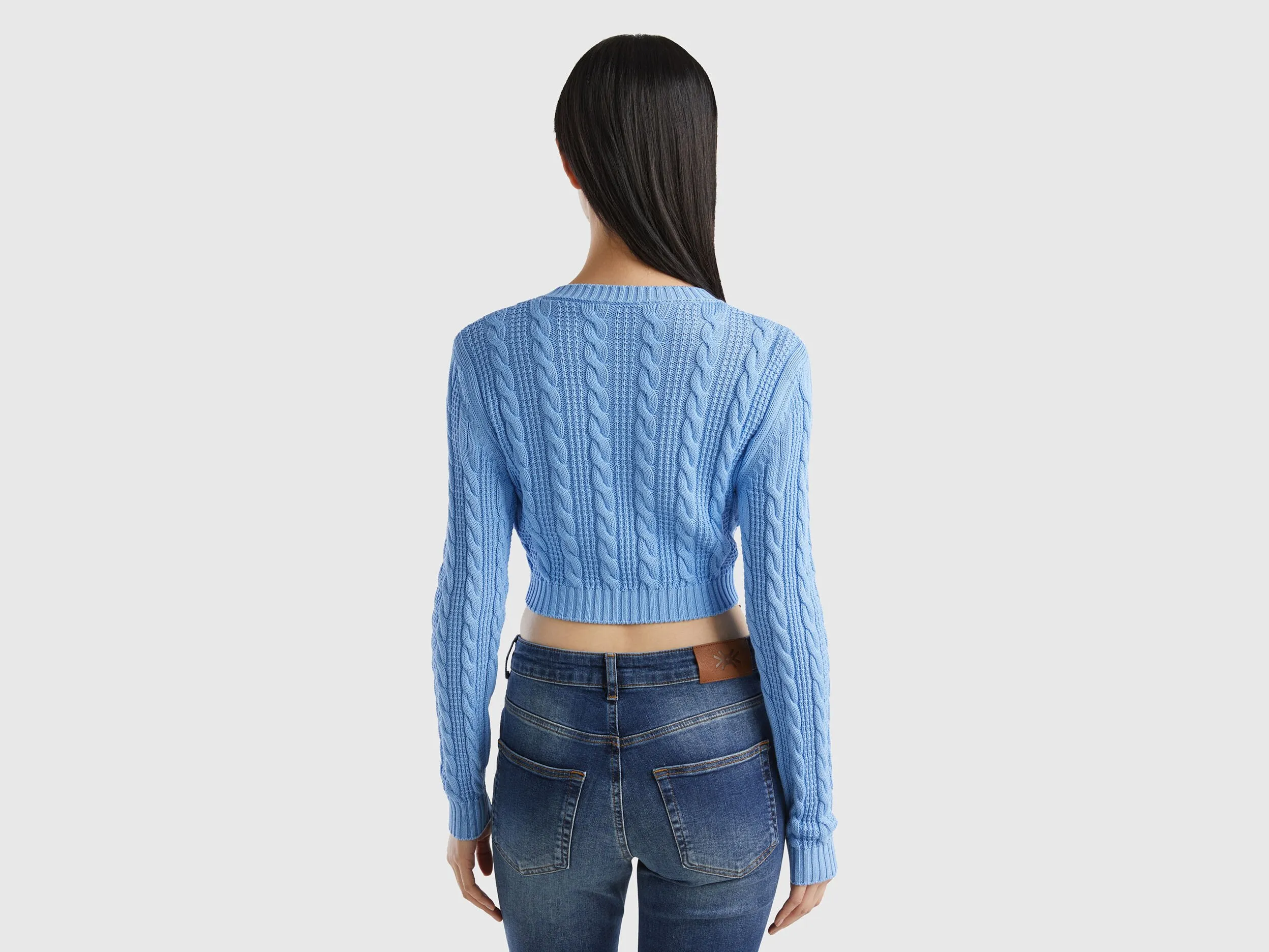 Cropped cable knit sweater - Light Blue | Benetton