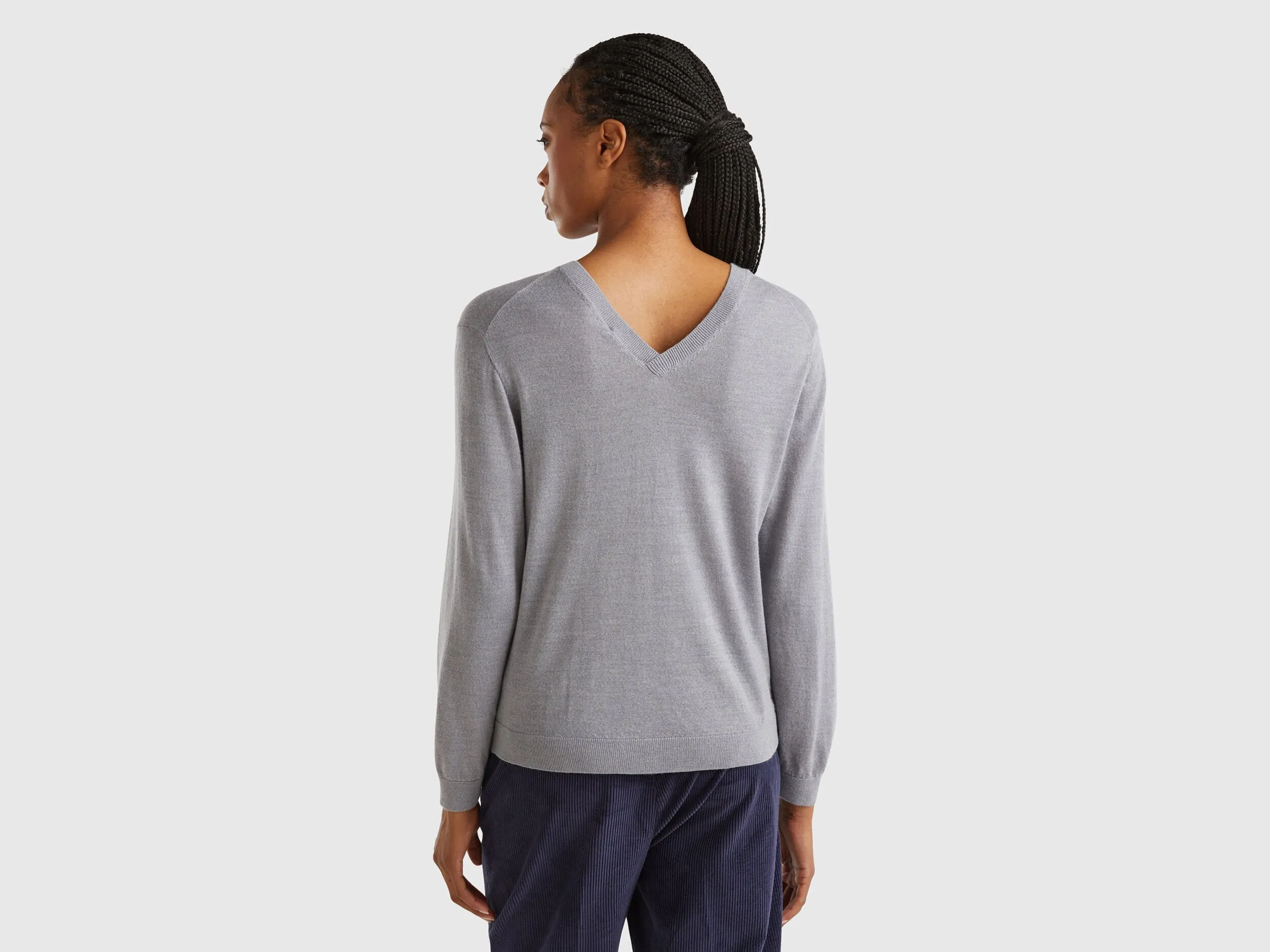 V-neck sweater in pure Merino wool - Light Gray | Benetton